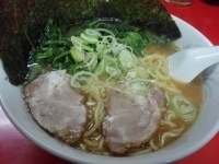 「らーめん（大）（太麺）ほうれん草増し+半ライス」@鹿島家 鶴見店の写真