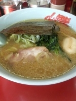 「醤油ラーメン（麺硬め 味薄め 油少な目）+味付け卵」@ラーメン山岡家 さいたま宮前店の写真