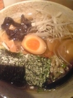 「燻製焼豚らうめん（味付玉子）」@らうめん しんかの写真