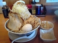 「ふじ麺（中盛300g）+野菜タワー+味玉+メンマ+魚粉」@常勝軒 伊勢崎総本店の写真