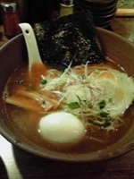 「醤油らーめん+味玉（無料サービス券）」@麺酒場 でめきんの写真