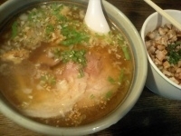 「しお3号+霜降りハーブの豚ごはん （800円+450円）」@らぁめんの店 小櫻の写真