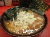 「ラーメン中（麺硬め）+タマネギ+海苔」@ラーメン杉田家の写真