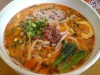 「ごま辛豚骨らーめん+替え玉910円」@豚骨らーめん いちご家の写真