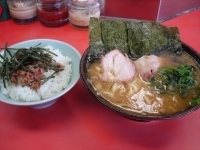 「ラーメン並590円+ごはん150円（まぶし）」@ラーメン杉田家の写真