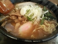 「旭川醤油ラーメン+サービス小ライス」@はっちゃき家の写真