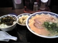 「博多らぁめんセット（博多らぁめん・自家製水餃子・高菜ごはん+自家」@博多麺房 赤のれん 丸ビル店の写真