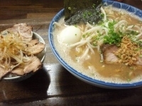 「醤油らーめん大盛味玉+チャーシューご飯」@らあめん 葫の写真