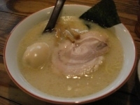 「一笑らーめん+味付玉子+替玉+チャーシュー丼」@一笑ラーメンの写真