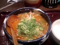 「赤味噌とんこつラーメン（650円）+替え玉（100円）+小ライス」@梟 亀戸店の写真