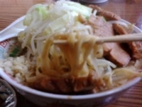 「ラーメン（小・にんにく）600円+豚100円」@らーめん ○武の写真