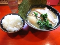 「ラーメン（600円）+得トッピング（250円）+ライス（100円」@介一家 鶴見店の写真