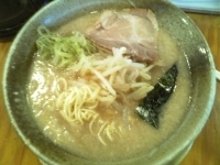 「らーめん（￥600）+大盛り（￥100）、醤油・細め・固め」@らあ麺 やったる 新宿店の写真