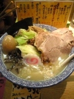 「塩とんこつらーめん 全部のせ 930円」@門ぱちの写真