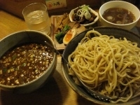 「黒担担つけそば+中盛（サービス?）」@啜処 灰汁美の写真