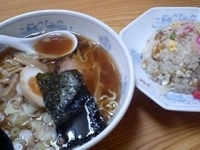 「半チャンラーメン（醤油ラーメン+炒飯）（800円）」@ラーメンYaの写真