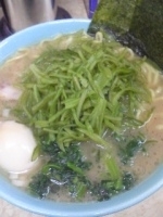 「チャーシューラーメン中（味付たまご+茎わかめ）」@川崎家 榎町店の写真