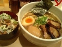 「豊潤味玉ラーメン+ミニチャーシュー丼（800円+200円）」@らーめんまごころの写真
