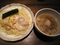 「塩だれつけ麺（+トッピング煮玉子）」@らーめん やじるし 下北沢店の写真