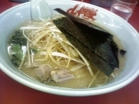 「醤油ネギラーメン（中盛り）」@ラーメン山岡家 伊勢崎宮子店の写真