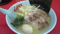 「塩ネギチャーシュー麺（麺固め・脂多目）￥930+味付け卵￥80」@山岡家 吹上店の写真