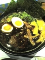 「黒らーめん+味付玉子」@八荻家の写真