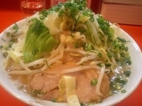 「ラーメン豚入り（ヤサイ、ニンニク、ネギ、アブラ） 700円」@ちばからの写真