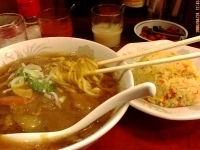 「カレーラーメン（サービス大盛）+半チャーハン （550円+150」@らーめん ほん田の写真