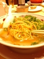 「京ネギラーメン2号（コッテリアッサリ中間）ニンニク入り（800円」@天下一品 神田店の写真