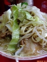 「豚入り大ラーメン（野菜・ニンニク） 650円」@ラーメン二郎 三田本店の写真