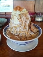 「ふじ麺（中盛）+やさいタワー+魚粉」@常勝軒 伊勢崎総本店の写真