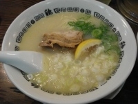「鶏パイタン麺+名物唐揚げ+にんにくネギめし」@太陽のトマト麺 錦糸町本店の写真