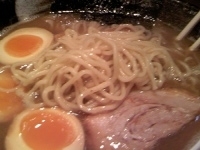 「濃魚らーめん大盛り（200g）700円 + 味玉100円」@オリきんの写真