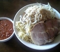 「ぶた入り油そば 650円+別盛りオロチョン 50円（野菜増し、に」@にかいやの写真