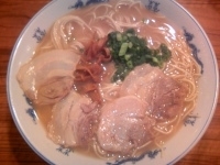 「らーめん（ランチ:おにぎり2個付）￥800」@愛宕六助の写真