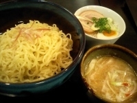 「鯨のつけ麺〜熟年辛口編〜+味玉チャーシュー丼（740円+350円」@一匹の鯨の写真