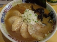 「チャーシューとんこつ醤油（普通、麺バリカタ）、替え玉×2」@豚骨ラーメン とんぷうの写真