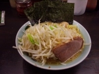 「ラーメン（固め）+もやキャベ」@壱六家 関内店の写真