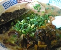 「長浜ラーメン（マー油抜き、バリカタ）+辛子高菜 \700」@ハングリードラゴンの写真