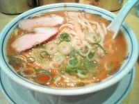 「黒ラーメン（￥700）+半熟玉子（クーポン）」@らあめん 渋谷三丁目の写真