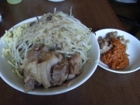 「ぶた入り油そば+オロチョン別盛」@にかいやの写真