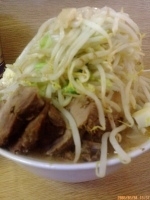 「小ラーメン豚入り（麺カタメ ヤサイニンニクアブラ）生卵 800円」@ラーメン二郎 栃木街道店の写真