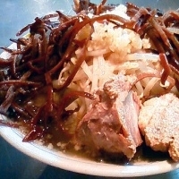 「塩ラーメン きくらげ ニンニクカラメアブラ  （650円+100」@らーめん大 蒲田店の写真