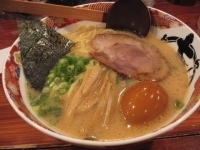 「らーめん+味玉」@七志 とんこつ編 渋谷宮益坂店の写真