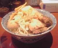 「ラーメン野菜少なめ豚味玉メンマにんにく」@麺香房 暖々の写真