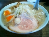 「ラーメン/麺硬め（\600）+味玉（クーポン）」@こってりらーめん 誉の写真