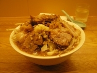 「豚ラーメンニンニクヤサイマシ」@ラーメン荘 夢を語れの写真