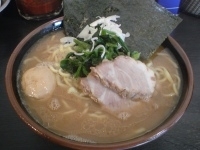 「らーめん 麺増し 味付け玉子」@横浜家系豚骨醤油極太麺 侍 東松原店の写真