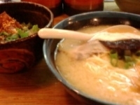 「らーめん（麺固）+ちび角煮丼」@九州らーめん もとまるの写真