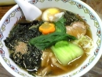 「本日のサービス品 わかめ麺と3色餃子2ヶ付」@なにやの写真